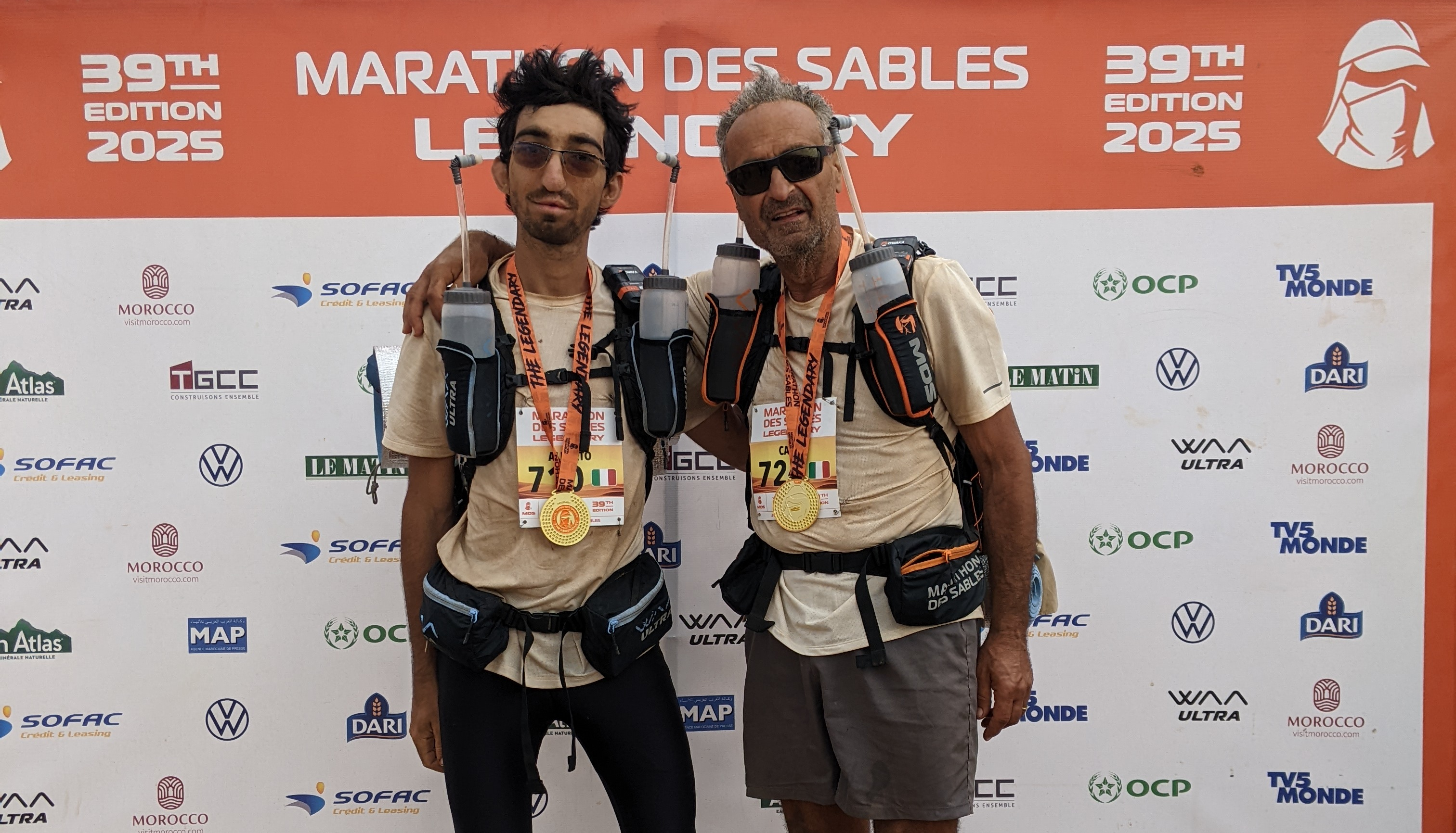 Alberto e Carlo Scalzini insieme con la medaglia da finisher della MDS.