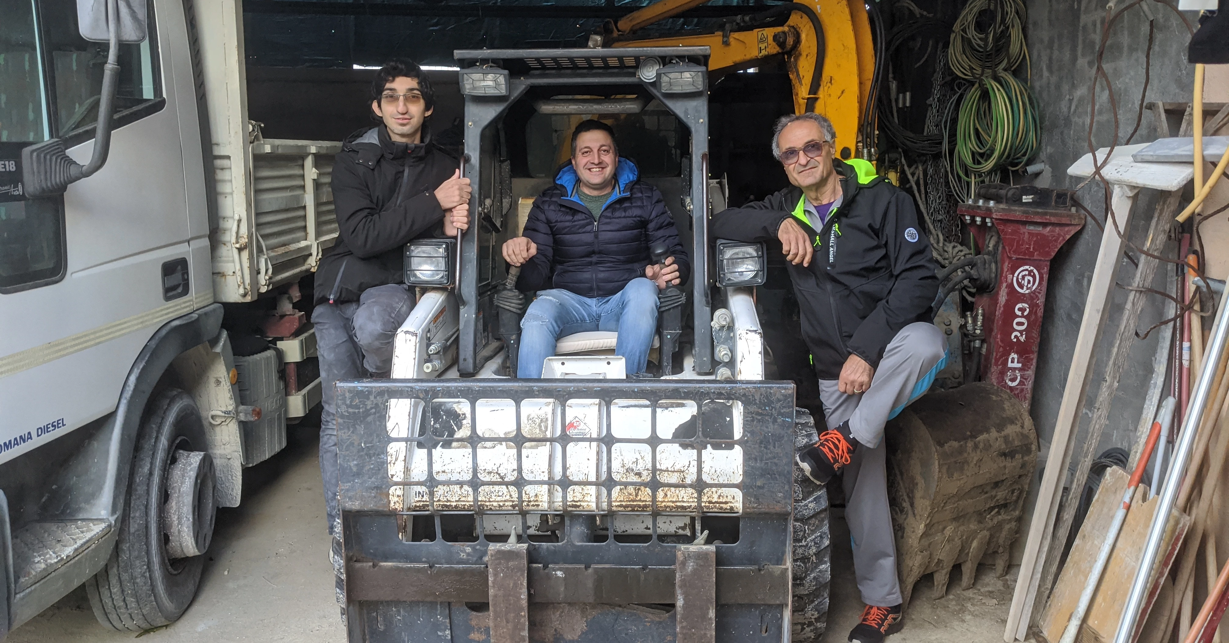 Carlo e Alberto Scalzini insieme al costruttore Diego Centi Pizzutilli.