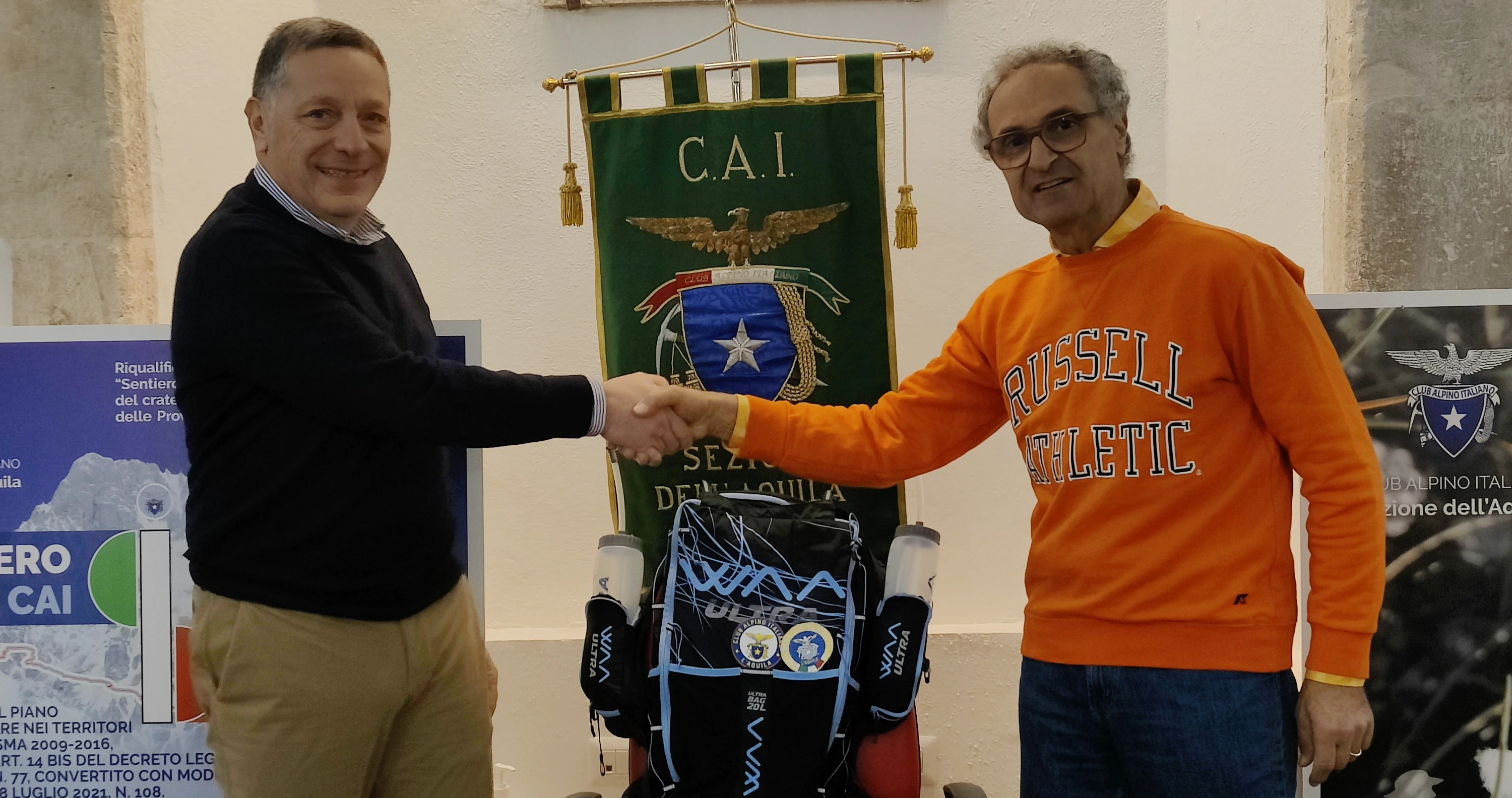Carlo Scalzini insieme al presidente del CAI di L'Aquila.