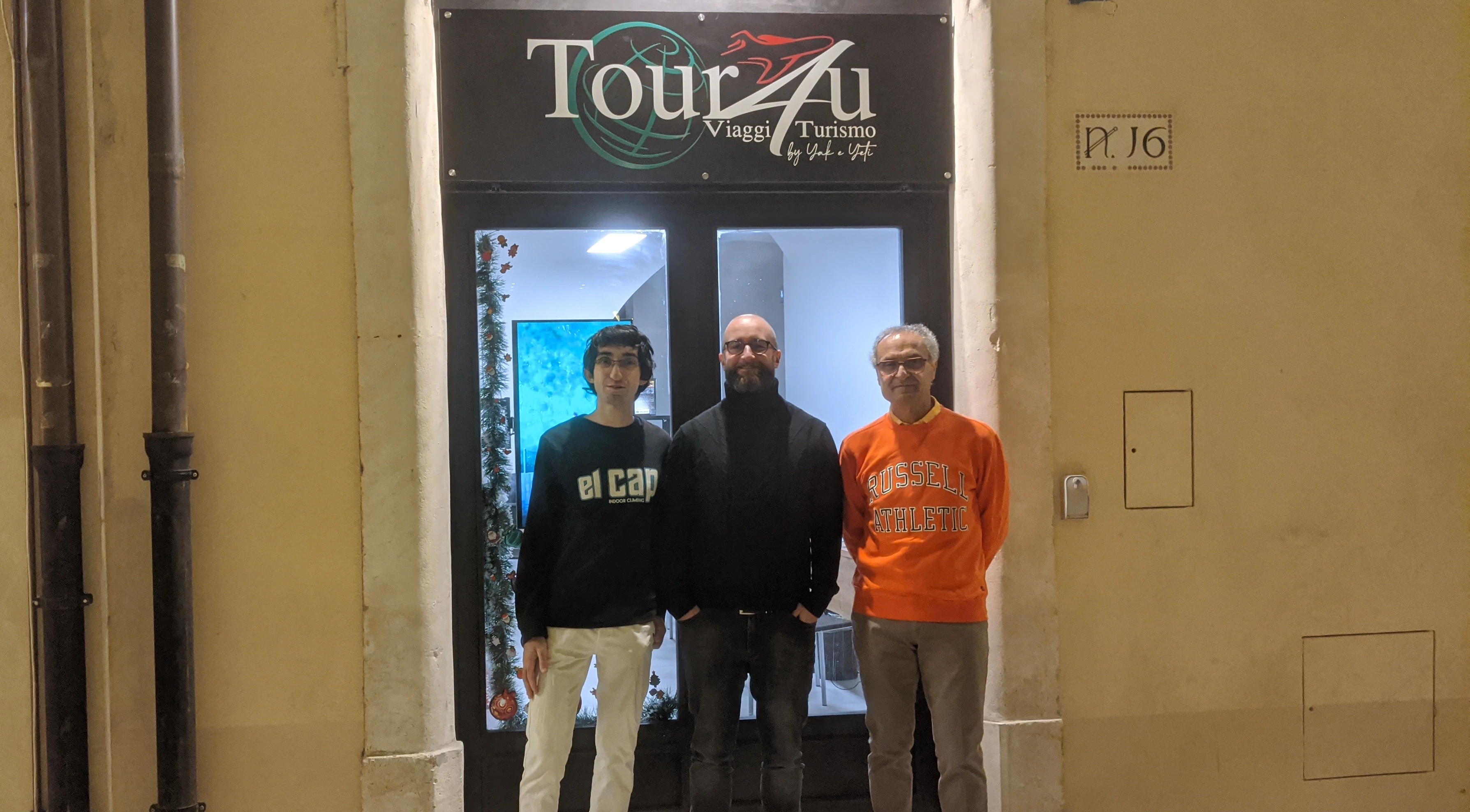 Carlo e Alberto Scalzini davanti alla agenzia di viaggi Tour4u con il suo proprietario Stefano.